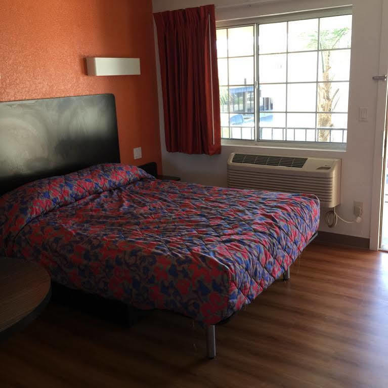 Motel 6 Bakersfield Eksteriør billede