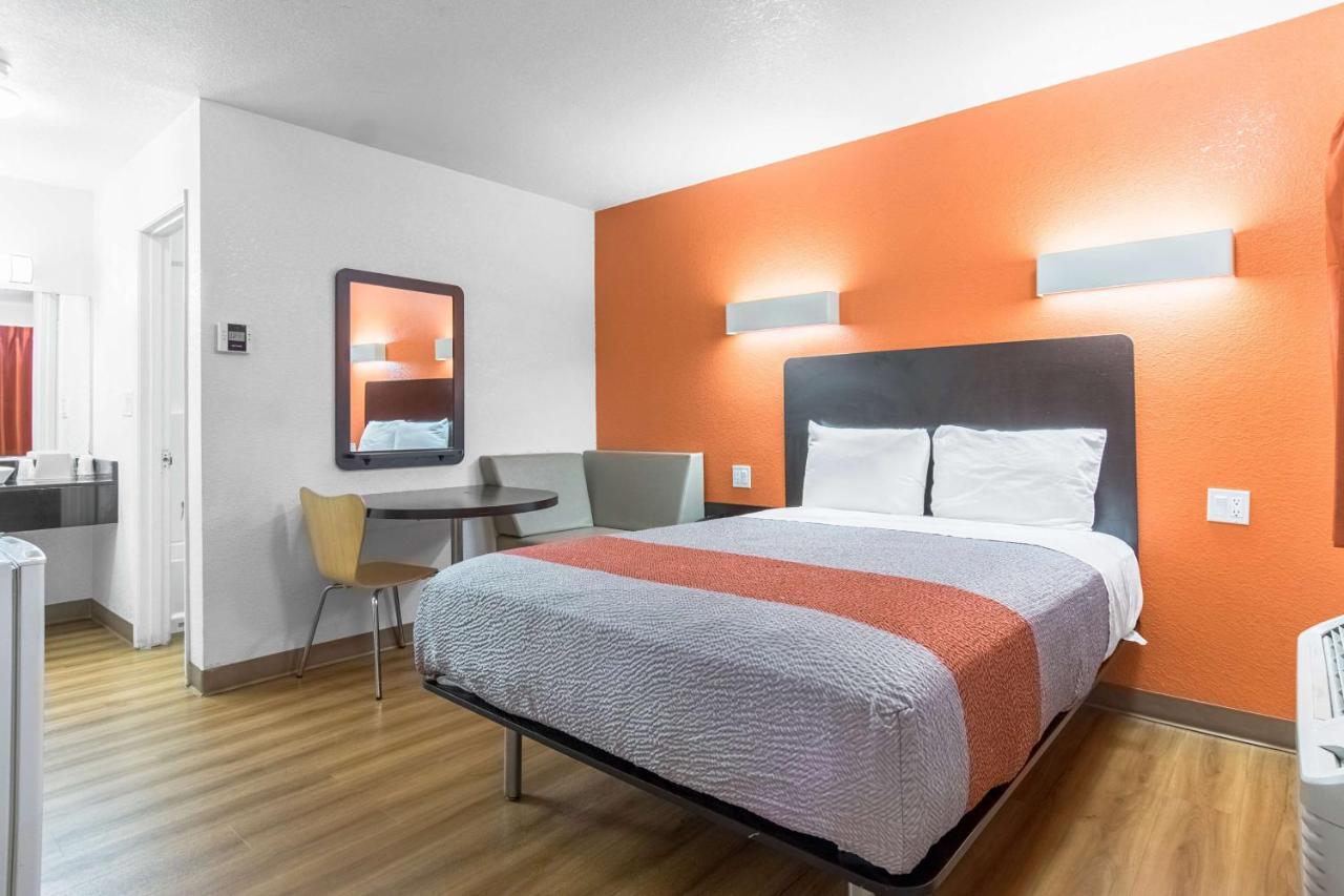 Motel 6 Bakersfield Eksteriør billede