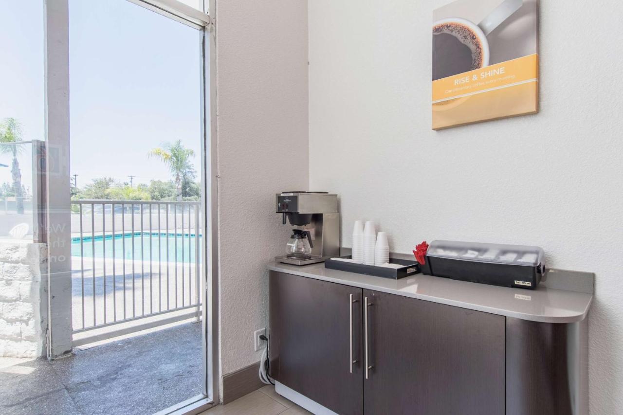 Motel 6 Bakersfield Eksteriør billede